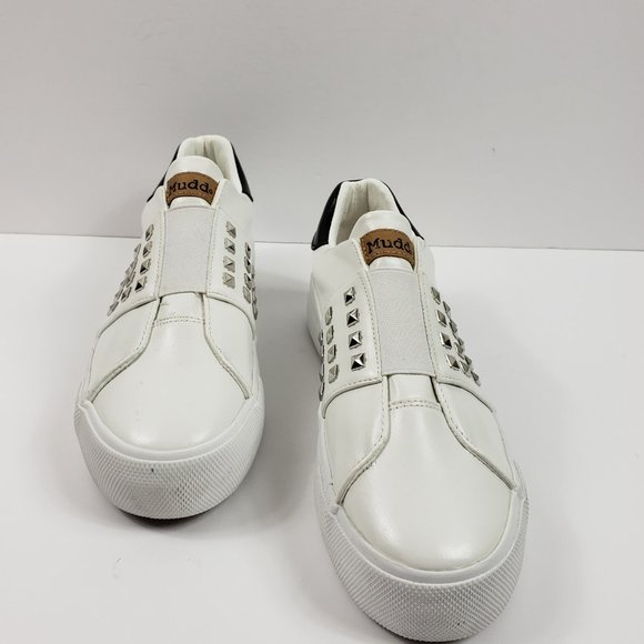 MUDD WOMEN BEYLEY WHITE W/METAL STUDS SIZE 8 - Picture 2 of 10